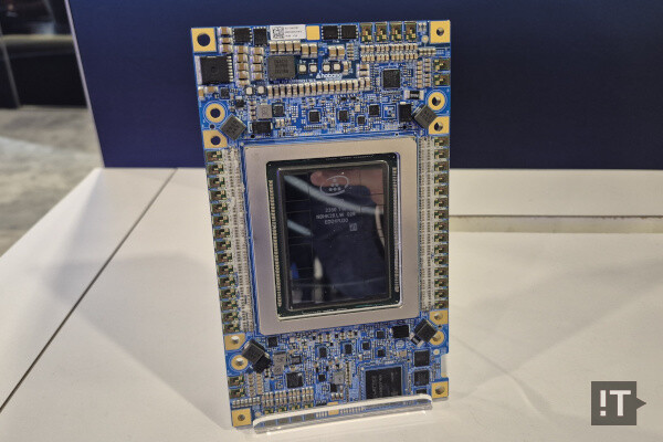 HBM2E 메모리를 사용하는 인텔 가우디 3 AI 가속기 / 권용만 기자