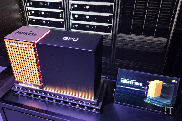 SK하이닉스의 HBM3E 메모리의 구조를 소개하는 모형 전시 / 권용만 기자