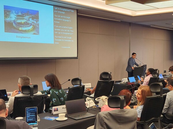 지난 6일 서울에서 열린 TRIUM Global Executive MBA, Class of 2026 행사에서 이정수 대표가 플리토 AI 동시통역 솔루션을 통해 참석자들과 글로벌 소통하고 있다. / 플리토