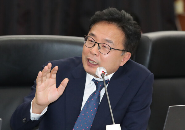 김우영 더불어민주당 위원이 2024년 10월 17일 대전 한국과학기술원(KAIST)에서 열린 국회 과학기술정보방송통신위원회 국정감사에서 질의하고 있다. / 뉴스1