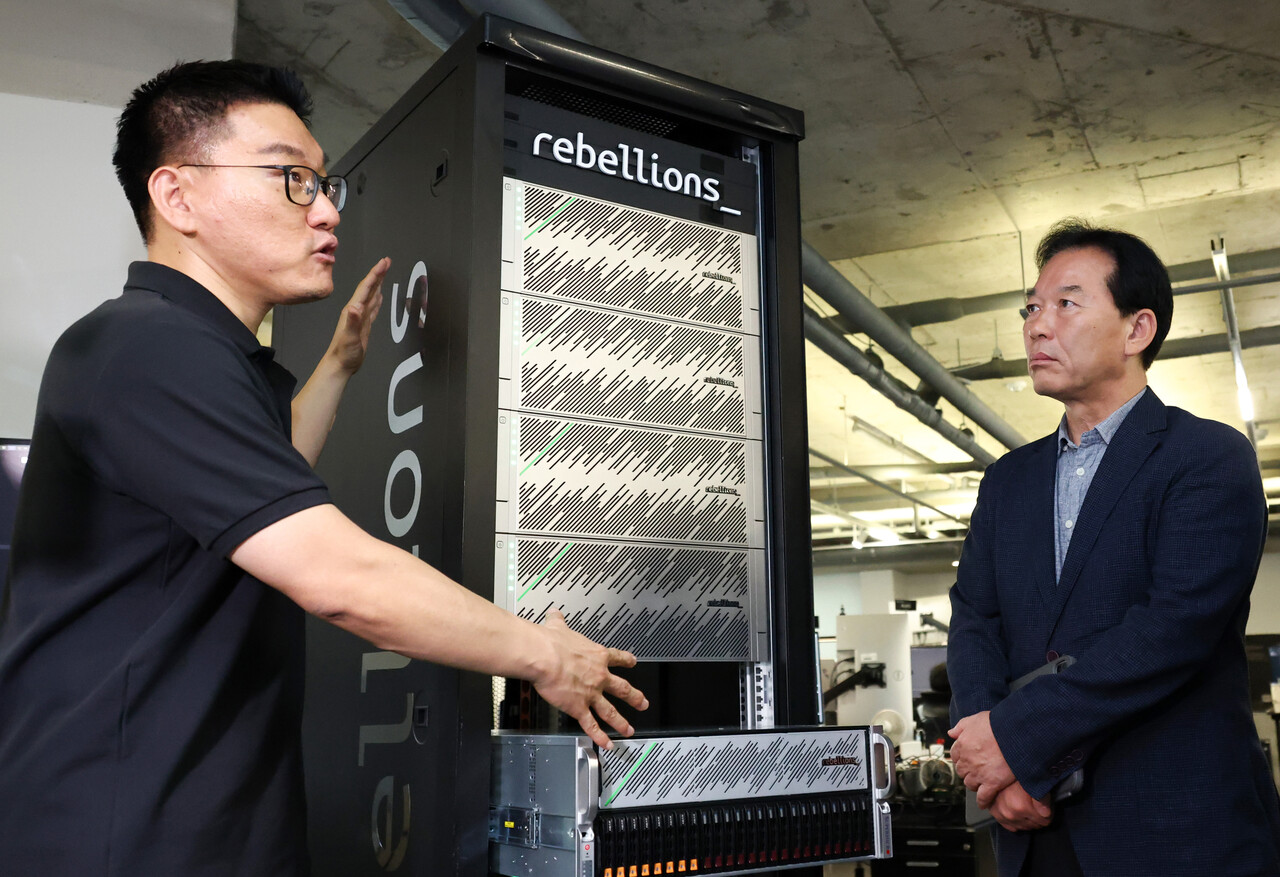 정태호 국정기획위원회 경제1분과위원장이 25일 오후 경기 성남시 AI 반도체 혁신기업 리벨리온을 방문해 간담회에 앞서 박성현 리벨리온 대표에게 실제 데이터센터에서 운용되는 서버 랙(server rack) 구성에 대한 설명을 듣고 있다. (공동취재) 2025.6.25/뉴스1