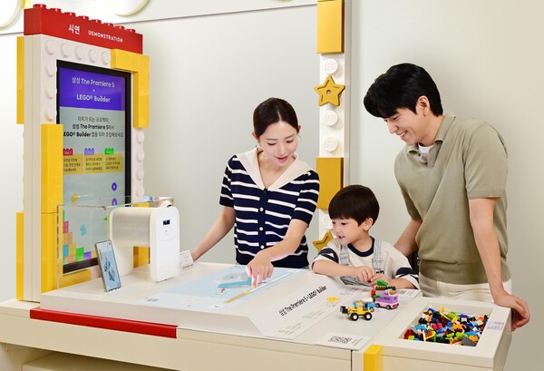 삼성전자가 레고코리아와 협업해 '더 프리미어 5' 체험 공간을 전국 레고스토어 6개 지점에 마련했다. / 삼성전자