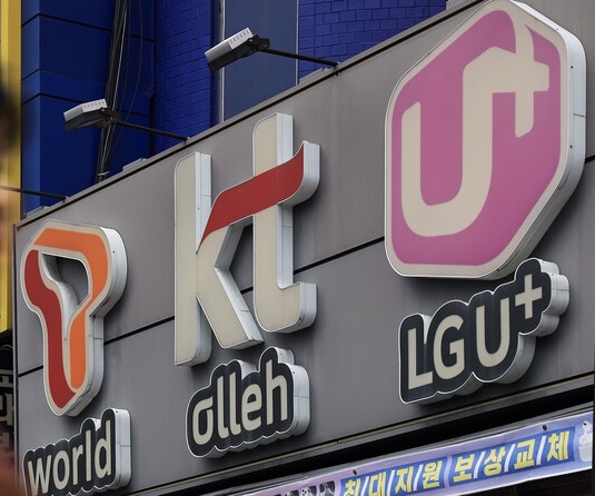 5월 12일 서울의 한 휴대폰 매장 앞으로 시민이 지나가고 있다. / 뉴스1