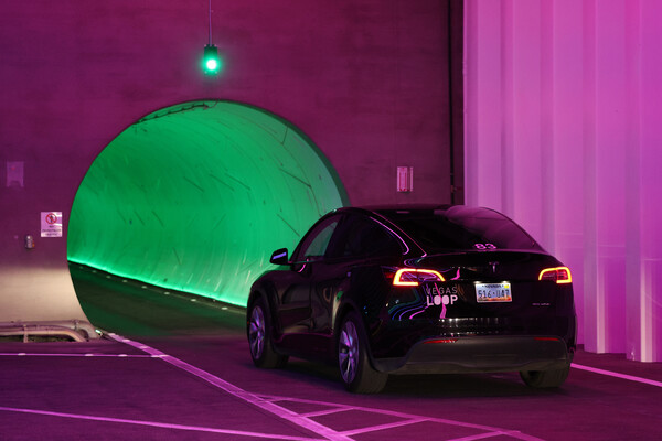 세계 최대 IT(정보기술)·가전 전시회 'CES 2025' 개막을 이틀 앞둔 1월 5일(현지시각) 미국 네바다주 라스베이거스 컨벤션센터(LVCC)에 지하 터널을 전기자동차로 이동하는 테슬라의 '베가스 루프'가 운영되고 있다. / 뉴스1