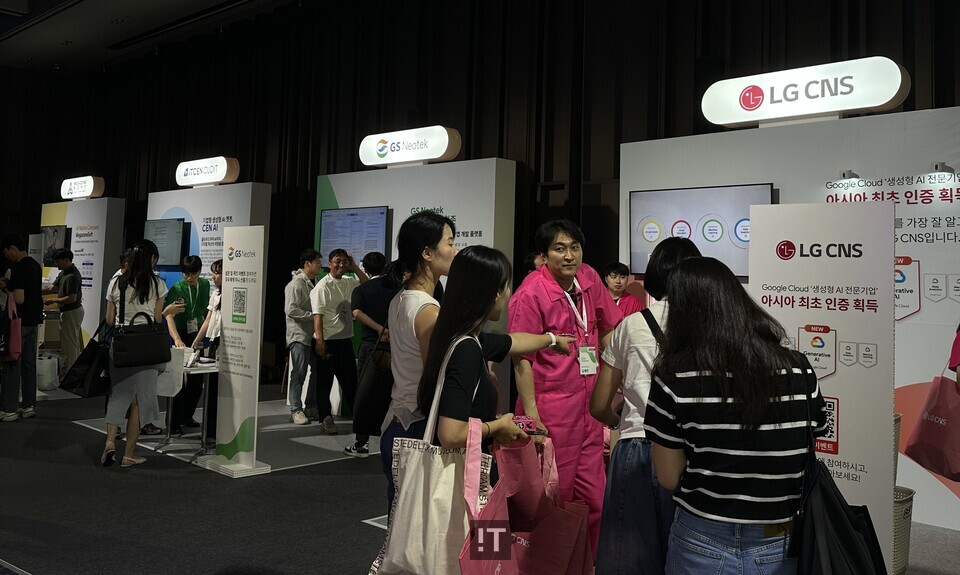 8일 서울 코엑스에서 열린 ‘구글클라우드 데이 서울’에 구글 클라우드의 파트너사들이 부스를 차리고 서비스를 소개하고 있다. / 김경아 기자