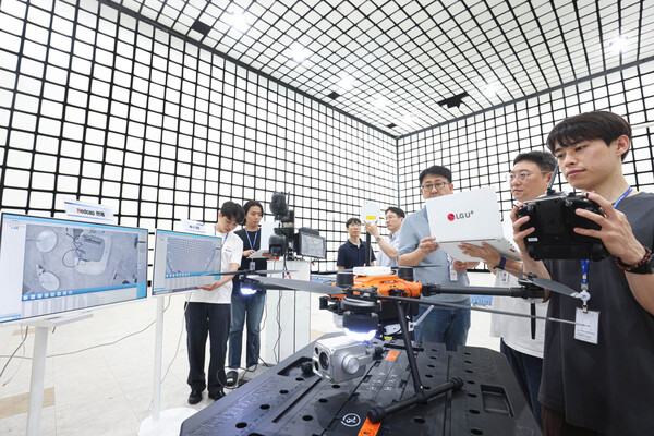 LG유플러스 직원들이 레드캡 기술로 연결된 드론을 시험하고 있다. / LG유플러스