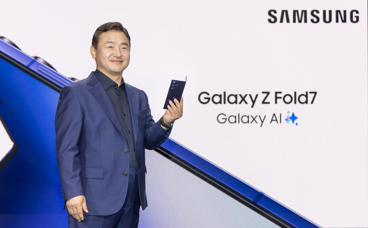 노태문 삼성전자 DX부문장 직무대행(사장)이 9일(현지시각) 미국 뉴욕 브루클린 듀갈 그린하우스(Duggal Greenhouse)에서 열린 '갤럭시 언팩 2025(Galaxy Unpacked 2025)' 행사에서 초슬림 대화면 폴더블폰 '갤럭시Z폴드7'을 공개하는 모습 / 삼성전자