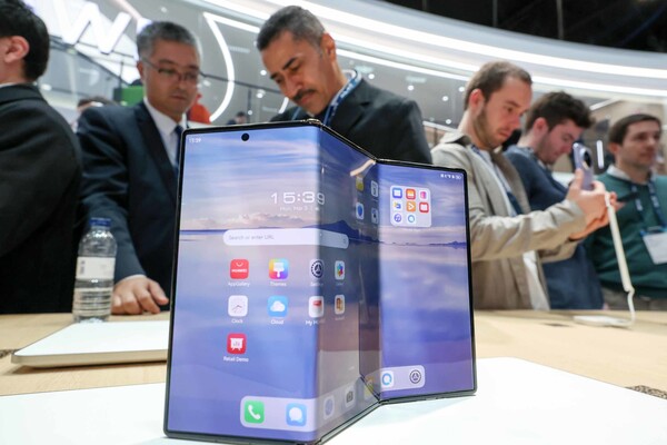 3월 3일(현지시각) 스페인 바르셀로나 피라 그란 비아 전시장에서 열린 '모바일 월드 콩그레스(MWC) 2025'를 찾은 관람객들이 화웨이 부스에서 '트리폴드폰' 메이트XT를 살펴보고 있다. / 뉴스1