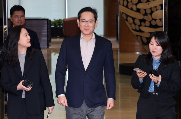 이재용 삼성전자 회장이 4월 9일 일본 출장을 마치고 서울 강서구 서울김포비즈니스항공센터(SCBAC)로 귀국하고 있다. / 뉴스1