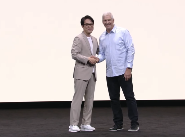 최원준 삼성전자 모바일사업부(MX) 최고운영책임자(왼쪽)와 릭 오스터로 구글 플랫폼·디바이스 수석부사장이  9일(현지시각) 미국 뉴욕 브루클린 듀갈 그린하우스(Duggal Greenhouse)에서 열린 ‘갤럭시 언팩 2025 행사에서 만나 기념촬영을 하는 모습 / 삼성전자