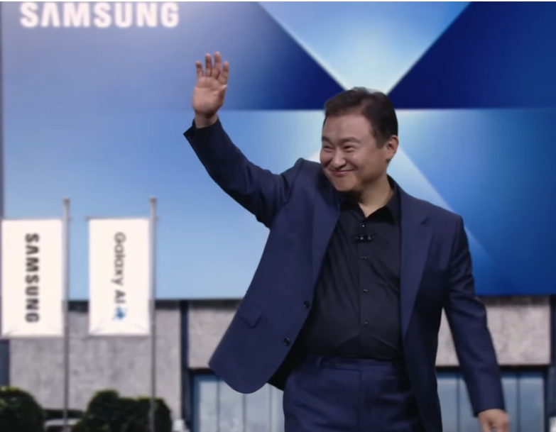 노태문 삼성전자 DX부문장 직무대행(사장)이 9일(현지시각) 미국 뉴욕 브루클린 ‘듀갈 그린하우스(Duggal Greenhouse)’에서 열린 ‘갤럭시 언팩 2025’ 행사에서 발표하는 모습 / 삼성전자