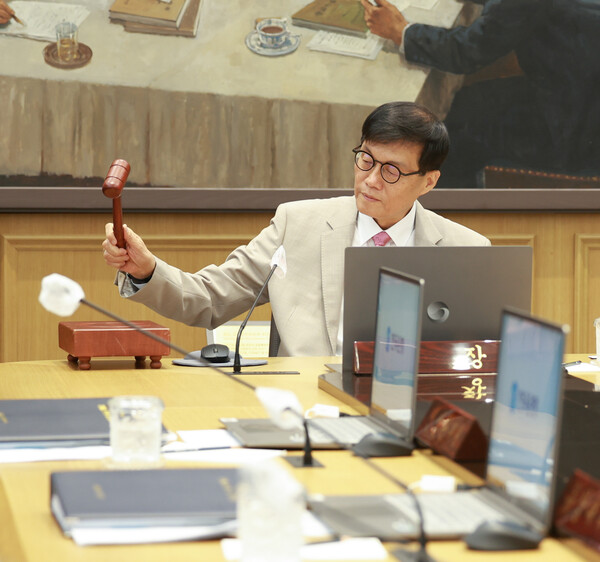 이창용 한국은행 총재가 10일 오전 열린 통화정책방향 금융통화위원회에서 의사봉을 두드리고 있다/한국은행