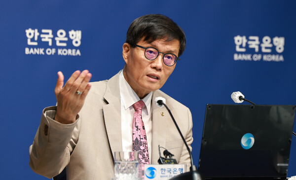 이창용 한국은행 총재가 10일 통화정책 방향 회의 직후 열린 기자간담회에서 질문에 답하고 있다/한국은행