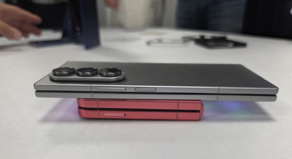 갤럭시Z폴드7 측면. 아래는 갤럭시Z플립7으로 플립7보다 폴드 얇기가 훨씬더 얇은 것을 확인할 수 있다. / 이선율 기자