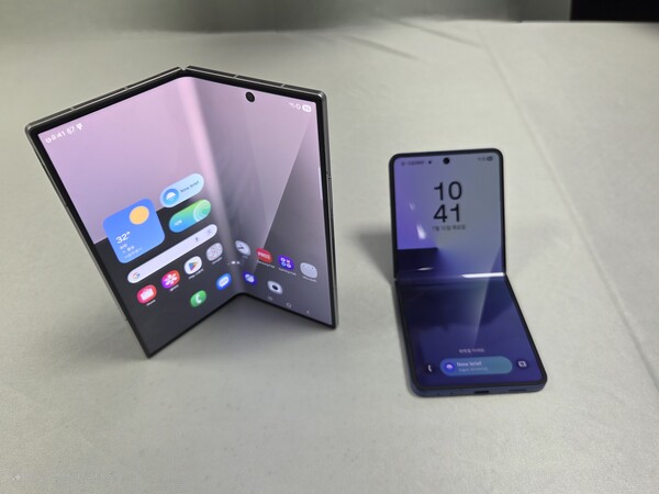 왼쪽부터 갤럭시Z폴드7과 갤럭시Z플립7. 