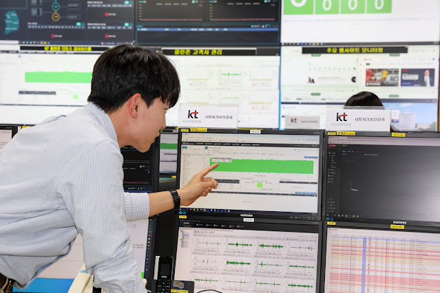 KT 직원이 경기도 과천에 위치한 KT 통합관제센터에서 DDoS 등 사이버 공격에 대비하며 관제하는 모습. / KT