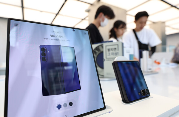 7월 10일 서울 서초구 삼성 강남에서 이용객들이 갤럭시 Z폴드7과 플립7 등 신제품을 살펴보고 있다. / 뉴스1