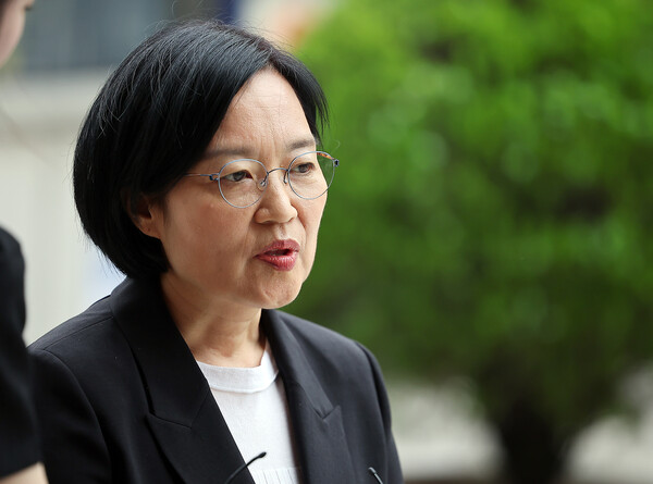 한성숙 중소벤처기업부 장관 후보자가 6월 24일 오후 서울 영등포구 중소기업기술정보진흥원 수도권평가실 내 인사청문회 준비 사무실로 출근하며 취재진 질문에 답하고 있다. / 뉴스1