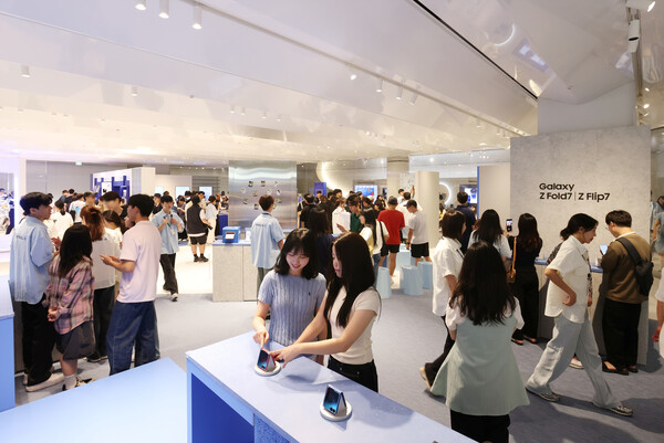 서현대 서울에 마련된 갤럭시 스튜디오에 방문한 고객들이 제품을 직접 체험해 보고 있다. / 삼성전자
