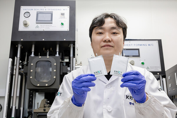 최준영 학생연구원(1저자, 화학연·UST)이 이번에 만든 리튬 보호막을 적용한 배터리 파우치 셀을 보여주고 있다. / 한국화학연구원