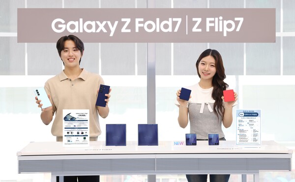 모델들이 '갤럭시Z 폴드7'과 '갤럭시Z 플립7'을 소개하고 있다. / 삼성전자