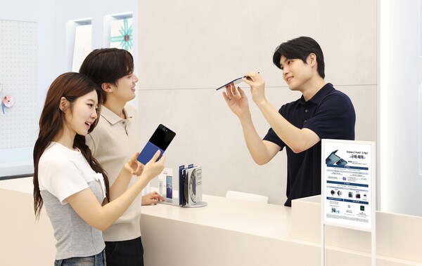 삼성 강남 직원이 '갤럭시Z 폴드7'과 '갤럭시Z 플립7'의 '뉴 갤럭시 AI 구독클럽' 가입 혜택을 안내하고 있다. / 삼성전자
