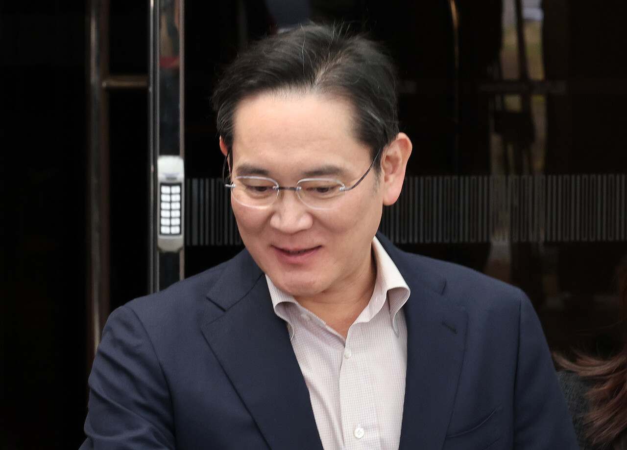 이재용 삼성전자 회장이 4월 9일 일본 출장을 마치고 서울 강서구 서울김포비즈니스항공센터(SCBAC)로 귀국하고 있다. / 뉴스1