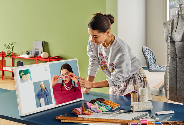 LG전자가 이동식 스크린 시장을 선도하고 있는 ‘LG 스탠바이미 2’를 글로벌 시장에 내놓으며 국내의 판매 호조를 해외로 이어간다. 모델이 LG 스탠바이미 2의 화면부를 분리해 테이블 위에 세워두고 터치를 통해 회의 자료를 넘기고 있다. / LG전자