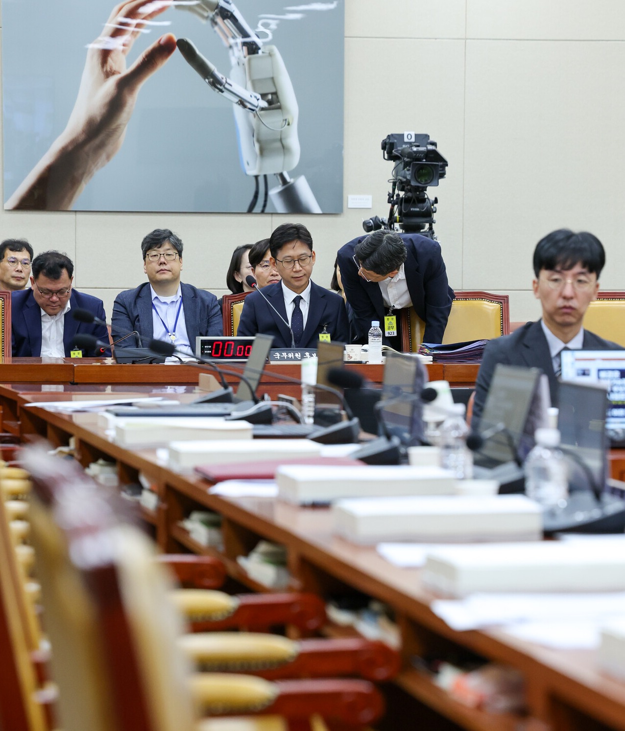 배경훈 과학기술정보통신부 장관 후보자가 14일 오전 서울 여의도 국회 과학기술정보방송통신위원회에서 인사청문회 시작을 기다리고 있다. 이날 국민의힘 의원들이 의원석에 '최민희 독재 OUT'이라고 적힌 피켓을 붙이자 최 위원장이 산회를 선언했다. 2025.7.14/뉴스1