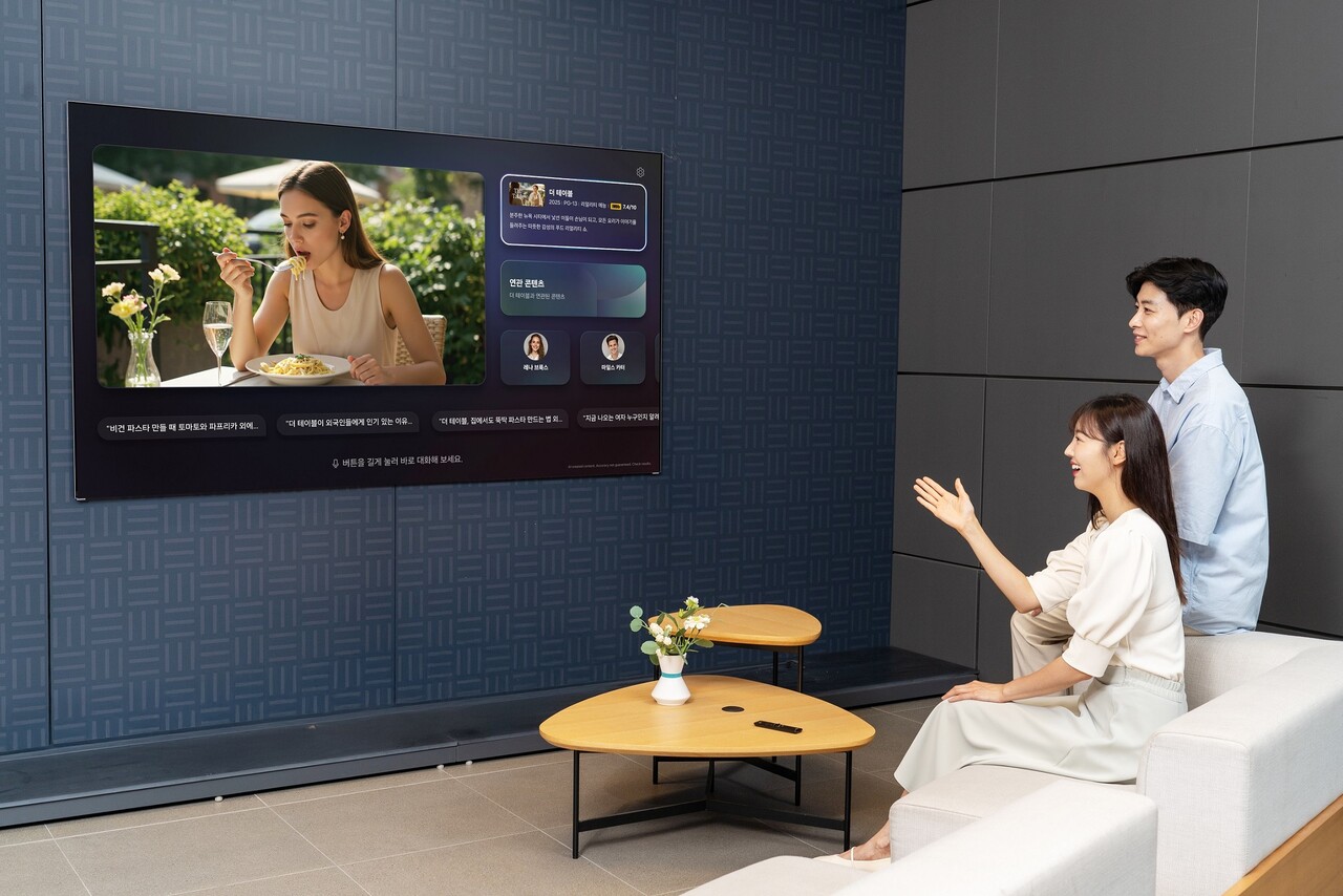 삼성전자 모델이 자연어 처리 기반의 향상된 빅스비가 적용된 '클릭 투 서치'를 통해 삼성 AI TV와 대화하듯이 다양한 정보를 얻고 있다. / 삼성전자