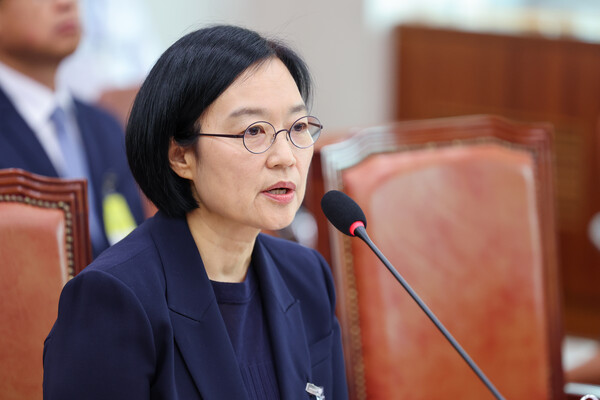 한성숙 중소벤처기업부 장관 후보자가 15일 오전 서울 여의도 국회 산업통산자원중소벤처기업위원회에서 열린 인사청문회에 출석해 의원 질의에 답하고 있다. / 뉴스1