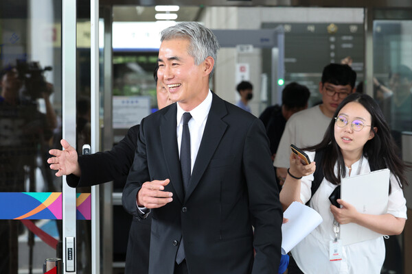 가상자산 위믹스'(WEMIX) 유통량 조작 의혹 혐의로 불구속기소 된 장현국 전 위메이드 대표가 15일 오후 서울 양천구 서울남부지법에서 열린 자본시장법 위반 1심 선고 공판에서 무죄를 선고받은 후 법정을 나서고 있다. / 뉴스1