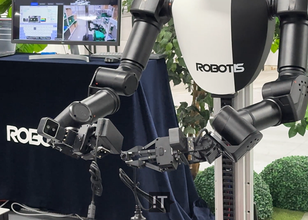 이달 로보티즈가 출시한 피지컬 AI 기반 작업형 휴머노이드 로봇 ‘AI Worker(AI 워커)의 작업 모습. / 김경아 기자