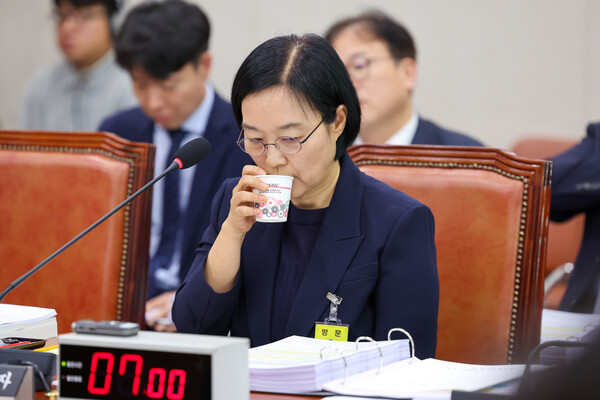 한성숙 중소벤처기업부 장관 후보자가 15일 오전 서울 여의도 국회 산업통산자원중소벤처기업위원회에서 열린 인사청문회에 출석해 물을 마시고 있다. / 뉴스1