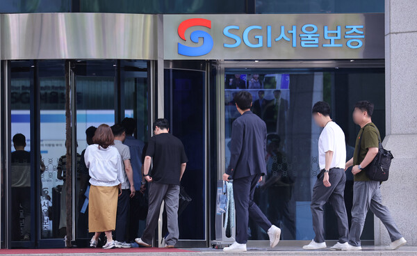 해커가 컴퓨터를 해킹한 뒤 돈을 요구하는 '랜섬웨어' 공격을 당한 SGI서울보증이 17일 오전 10시부터 주요 업부를 재개한다고 밝혔다/뉴스1
