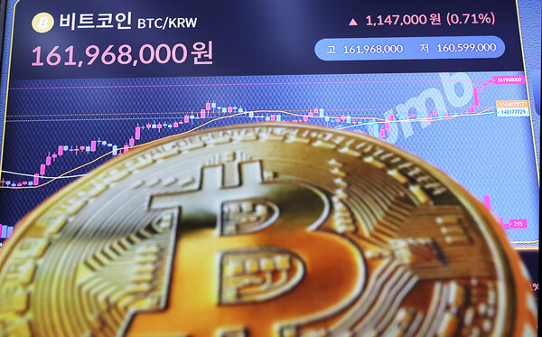 14일 오전 서울 서초구 빗썸라운지 전광판에 비트코인 신고가가 표시되고 있다 / 뉴스1