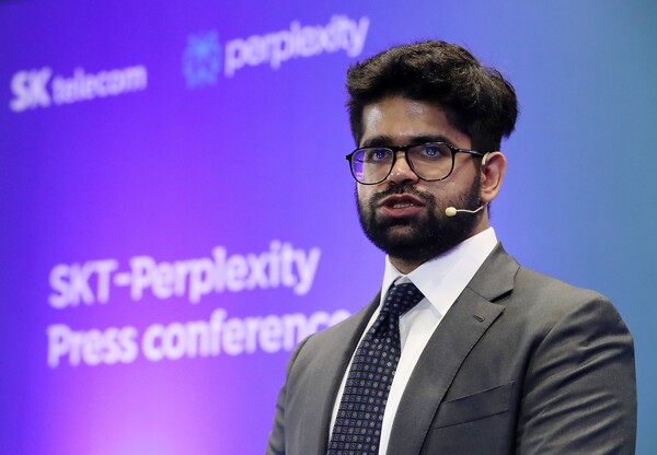 아라빈드 스리니바스 퍼플렉시티 최고경영자(CEO)가 지난해 9월 서울 중구 SKT타워에서 열린 SKT·퍼플렉시티 AI협력 관련 기자간담회에서 발표를 하고 있다 / 뉴스1