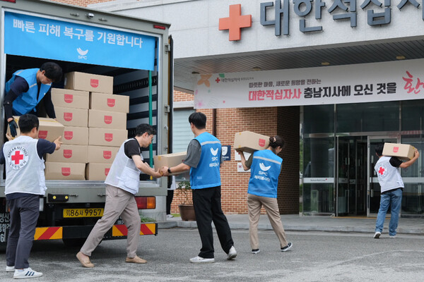 대한적십자사 충남지사에서 18일 SPC그룹 해피봉사단 직원들이 수해 이재민들을 위한 구호물품을 전달하고 있다. /SPC그룹)