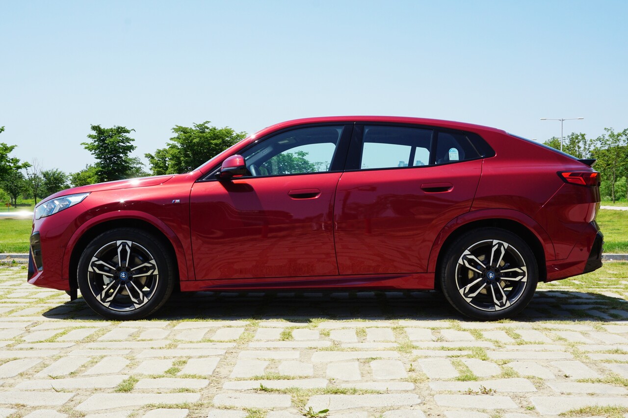 BMW iX2 e드라이브20 측면. / 허인학 기자