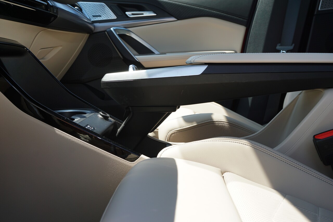 BMW iX2 e드라이브20의 센터 콘솔과 하부 수납공간. / 허인학 기자