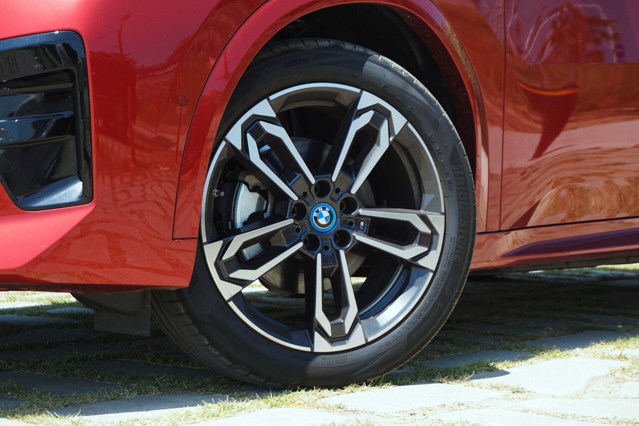 BMW iX2 e드라이브20 M스포츠 패키지 전용 휠. / 허인학 기자