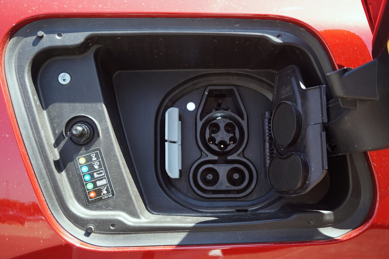 BMW iX2 e드라이브20 충전구. / 허인학 기자