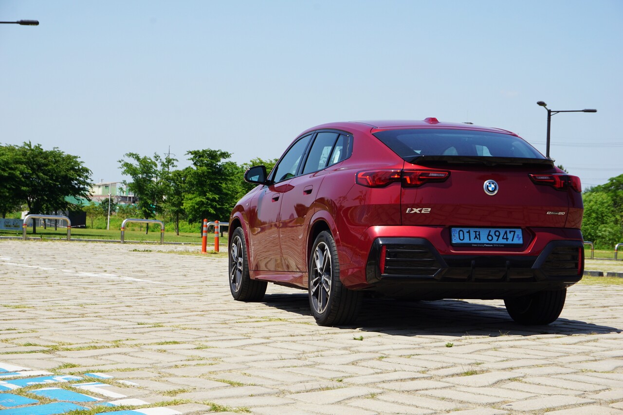 BMW iX2 e드라이브20 후면. / 허인학 기자