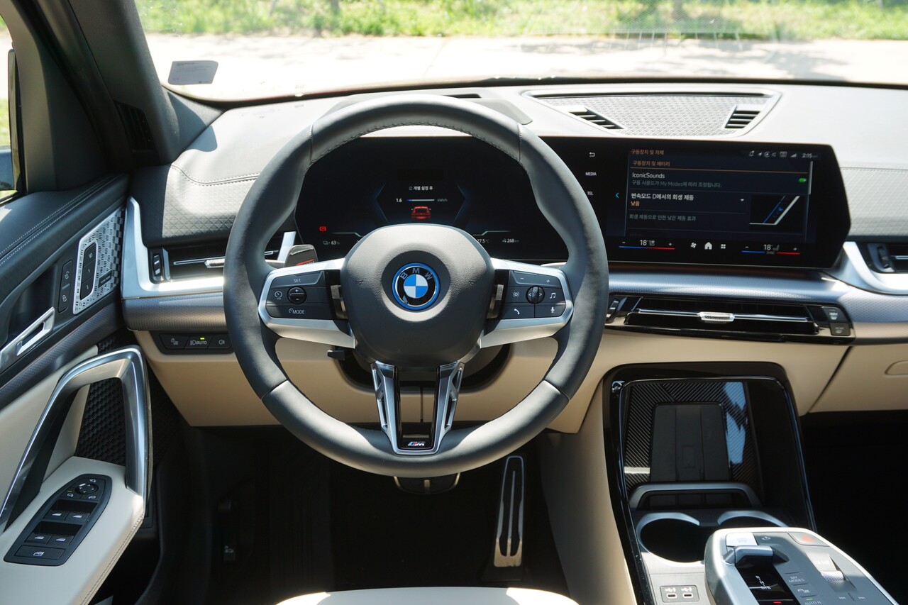 BMW iX2 e드라이브20 운전석. / 허인학 기자