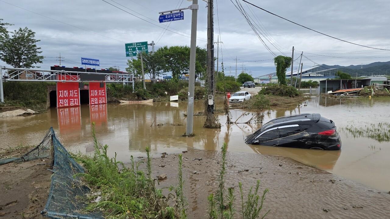 18일 충남 아산시 염치읍 곡교리 고불교 일대가 지난 폭우로 침수 피해가 발생했다. 지난 폭우로 미쳐 빠져 나가지 못한 차량이 물위에 떠 있다. /뉴스1