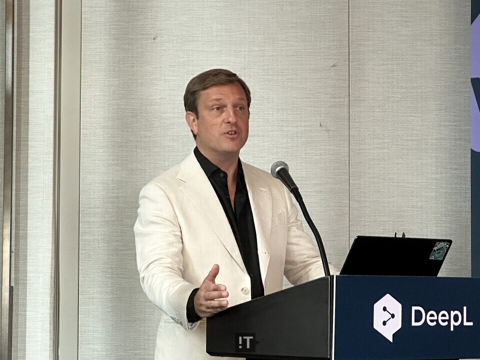 세바스찬 엔더라인(Sebastian Enderlein) 딥엘 최고기술책임자(CTO)가 21일 서울 강남 그랜드 인터컨티넨탈 서울 파르나스에서 열린 간담회에 참석해 신제품을 발표하고 있다. / 김경아 기자