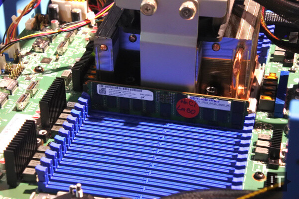 인텔 제온 6 ‘그래나이트 래피즈’ 기반 서버에 장착된 DDR5-8800 MRDIMM 모듈 / 권용만 기자