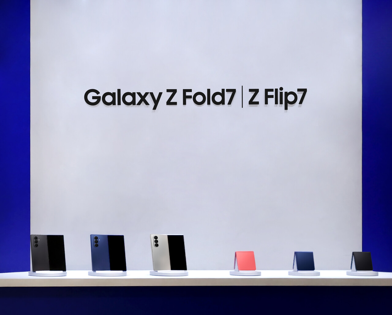 12일 더현대 서울에 오픈한 '갤럭시 스튜디오' 에 전시된 '갤럭시Z폴드7·플립7' / 삼성전자