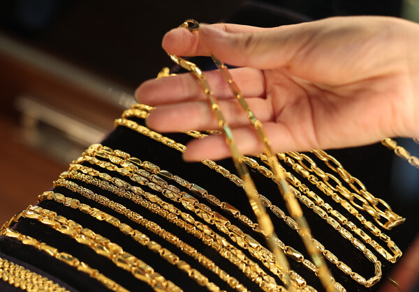 서울 종로구 골드팡 종로직영점에서 관계자가 금 제품을 들어 보이고 있다.  / 뉴스1