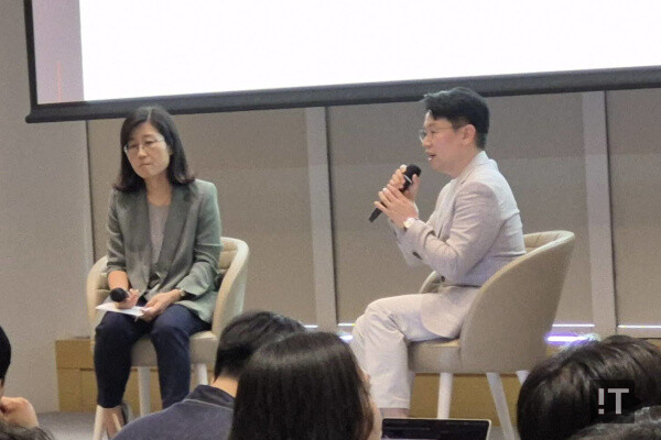 박진연 한국레드햇 부사장(좌), 최성봉 롯데카드 CIO(우) / 권용만 기자